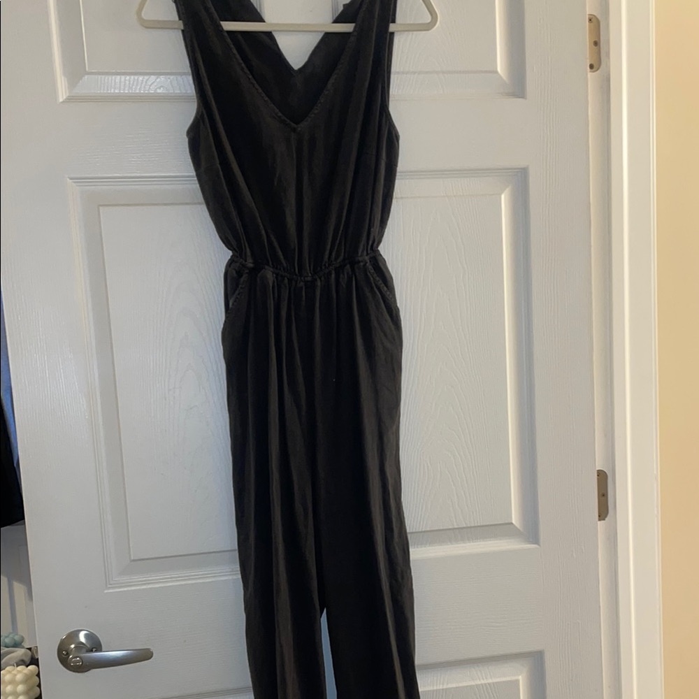 Universal Thread Black Sleeveless Jumpsuit with V-Neckline